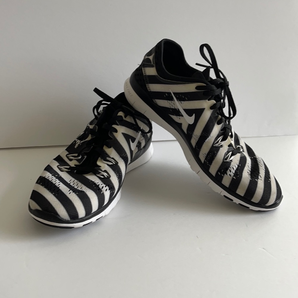 Women’s Size 8 NIke TR Fit 5 Black & White polka dots & stripes